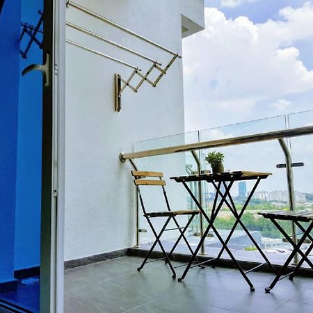 Puchong Skypod 10 Pax Ioi Mall Cozy Apartment Dış mekan fotoğraf