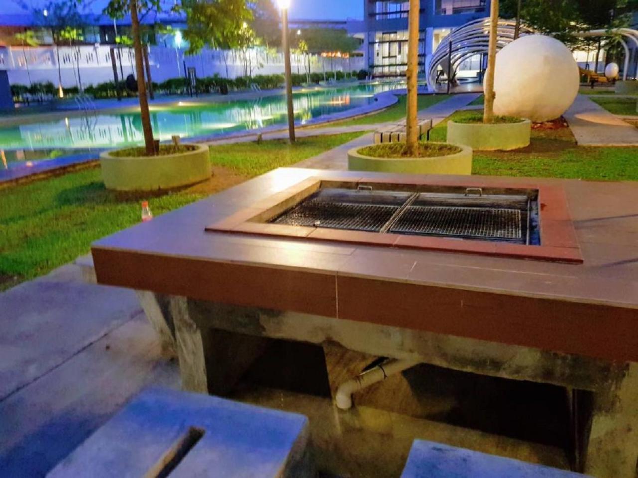 Puchong Skypod 10 Pax Ioi Mall Cozy Apartment Dış mekan fotoğraf